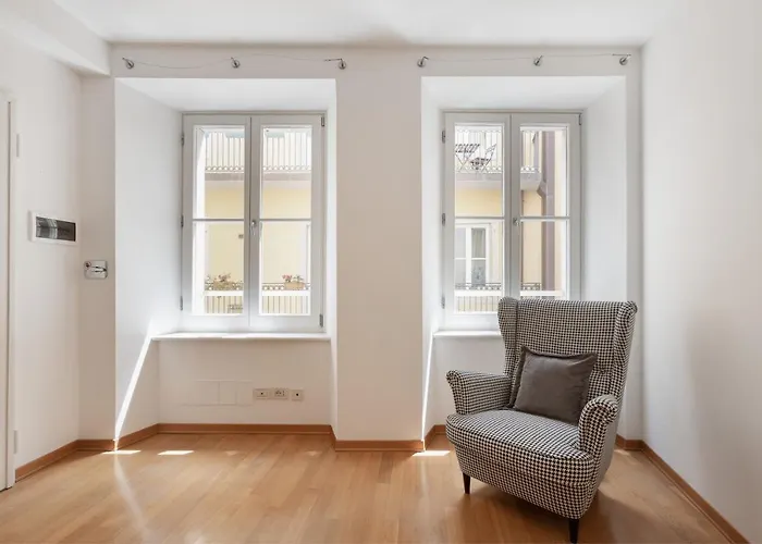 Tra I Versi Di Saba In Centro A * Триест