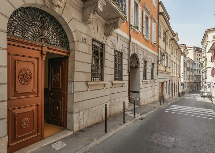 Tra I Versi Di Saba In Centro A Trieste