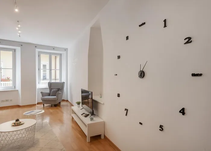 Tra I Versi Di Saba In Centro A *