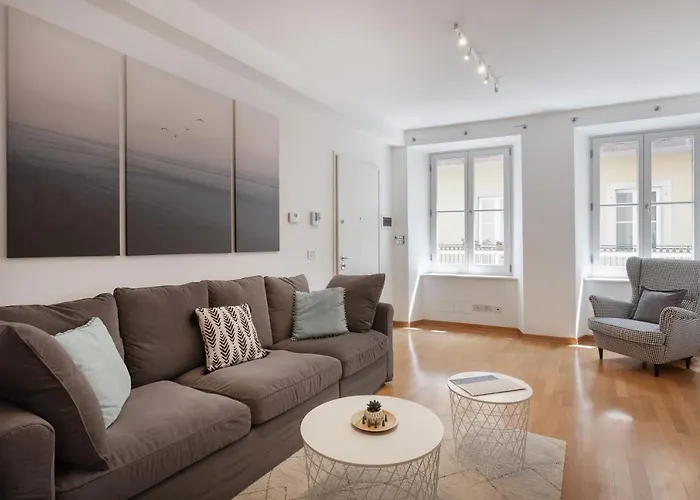 Tra I Versi Di Saba In Centro A *